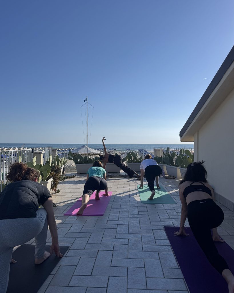 yoga spiaggia versilia 2026