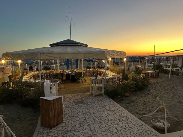 spiaggia tramonto sera versilia