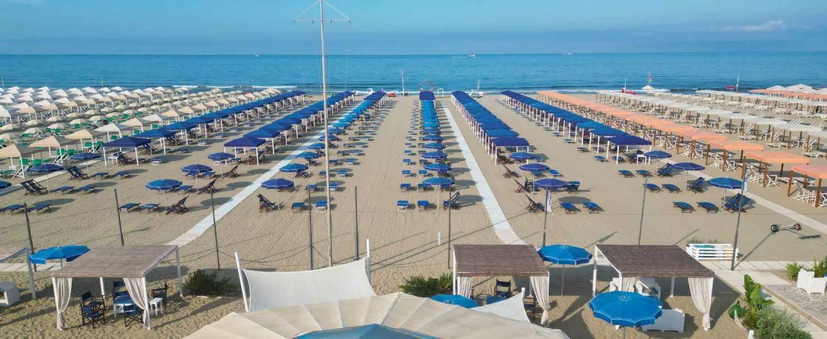 foto stabilimento bagno camaiore versilia ombrelloni